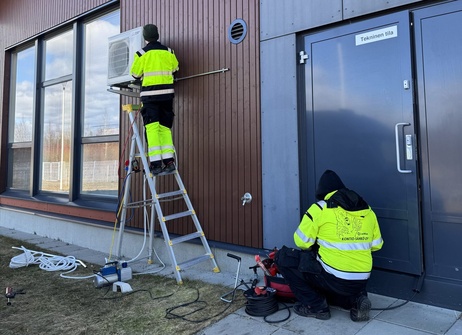 Päiväkotiin asennettu ilmalämpöpumpun sisäyksikkö